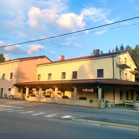 ホテル Gostisce Stari Grad Senozece エクステリア 写真